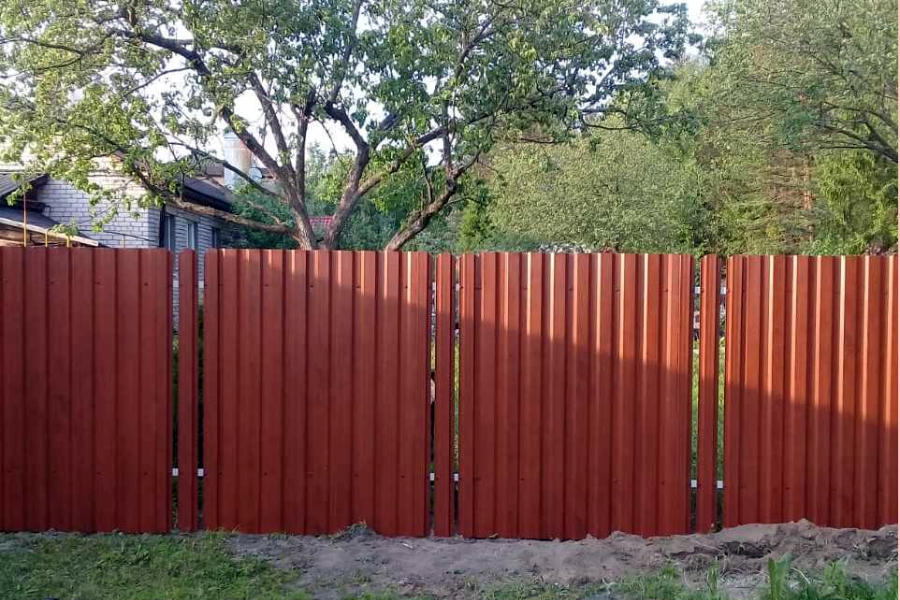 Купить Из штакетника с профнастилом темное дерево в Москве по цене от 970 руб. Из штакетника с профнастилом темное дерево купить Москва